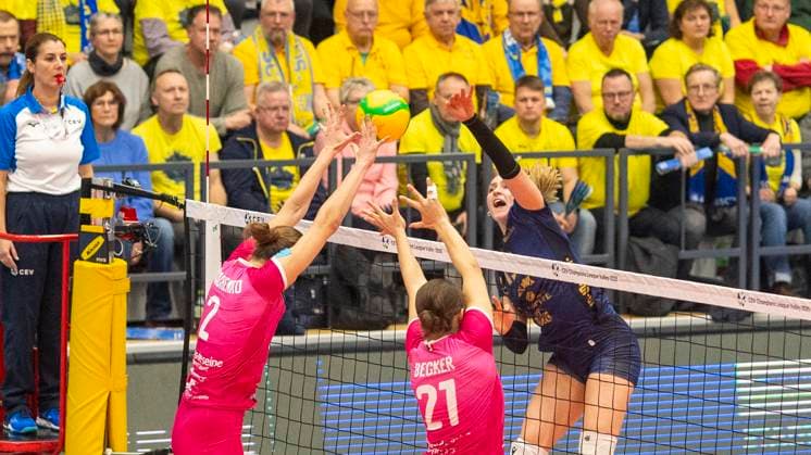 Sport Themen der Woche KW02 Sport Bilder des Tages 8.1.2025, Volleyball, Frauen, CEV Champions League Volley 2025, Vorrunde, Gruppe B, 5. Spieltag, SSC Palmberg Schwerin - Levallois Paris Saint Cloud Kateryna Tkachenko (Levallois Paris Saint Cloud, li.) und Desiree Becker (Levallois Paris Saint Cloud, 2.v.li.) gegen Elles Dambrink (SSC Palmberg Schwerin, re.) Schwerin Palmberg Arena Mecklenburg-Vorpommern Deutschland *** 8 1 2025, Volleyball, Women, CEV Champions League Volley 2025, Preliminary Round, Group B, Matchday 5, SSC Palmberg Schwerin Levallois Paris Saint Cloud Kateryna Tkachenko Levallois Paris Saint Cloud, left and Desiree Becker Levallois Paris Saint Cloud, 2 from left against Elles Dambrink SSC Palmberg Schwerin, right Schwerin Palmberg Arena Mecklenburg-Vorpommern Germany