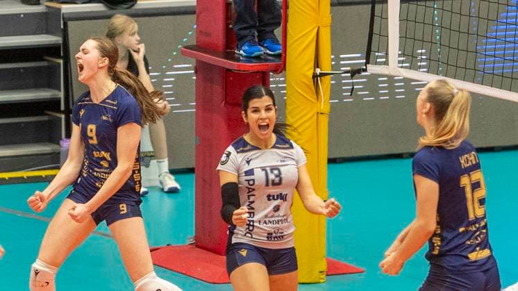 8.1.2025, Volleyball, Frauen, CEV Champions League Volley 2025, Vorrunde, Gruppe B, 5. Spieltag, SSC Palmberg Schwerin - Levallois Paris Saint Cloud Leana Grozer (SSC Palmberg Schwerin, li.), Patricia Llabres Herrera (SSC Palmberg Schwerin, Mitte) und Hannah Kohn (SSC Palmberg Schwerin, re.) jubeln. Schwerin Palmberg Arena Mecklenburg-Vorpommern Deutschland