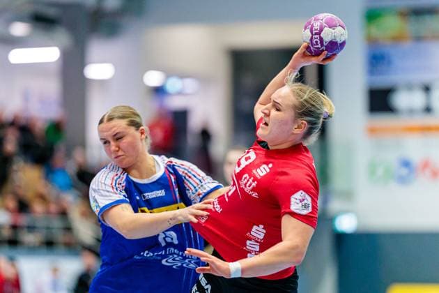 Sport Themen der Woche KW02 Sport Bilder des Tages v.l. Maxi Muehlner (HSG Blomberg-Lippe, 19), Blanka Kajdon (BSV Sachsen Zwickau, 19) im Zweikampf GER, HSG Blomberg-Lippe vs. BSV Sachsen Zwickau, Handball, 1. Bundesliga Frauen, 12. Spieltag, , 08.01.2025 GER, HSG Blomberg-Lippe vs. BSV Sachsen Zwickau, Handball, 1. Bundesliga Frauen, 12. Spieltag, , 08.01.2025 Blomberg *** v l Maxi Muehlner HSG Blomberg Lippe, 19 , Blanka Kajdon BSV Sachsen Zwickau, 19 in duel GER, HSG Blomberg Lippe vs BSV Sachsen Zwickau, Handball, 1 Bundesliga Women, Matchday 12, , 08 01 2025 GER, HSG Blomberg Lippe vs BSV Sachsen Zwickau, Handball, 1 Bundesliga Women, Matchday 12, , 08 01 2025 Blomberg Copyright: xEibner-Pressefoto JanxRollingerx EP_JSK