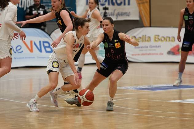 08.01.2025, Basketball, Frauen, DBBL Pokal, Saison 2024 2025, Saarlouis Royals - Syntainics MBC, Magaly Meynadier (Saarlouis Royals), Emma Stach (MBC Syntainics) Saarlouis Stadtgartenhalle Saarland Deutschland (DE) Copyright: xSebastianxBachx