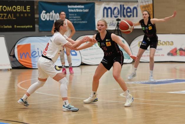 08.01.2025, Basketball, Frauen, DBBL Pokal, Saison 2024 2025, Saarlouis Royals - Syntainics MBC, Jessika Schiffer (Saarlouis Royals), Taylah Simmons (MBC Syntainics) Saarlouis Stadtgartenhalle Saarland Deutschland (DE) Copyright: xSebastianxBachx