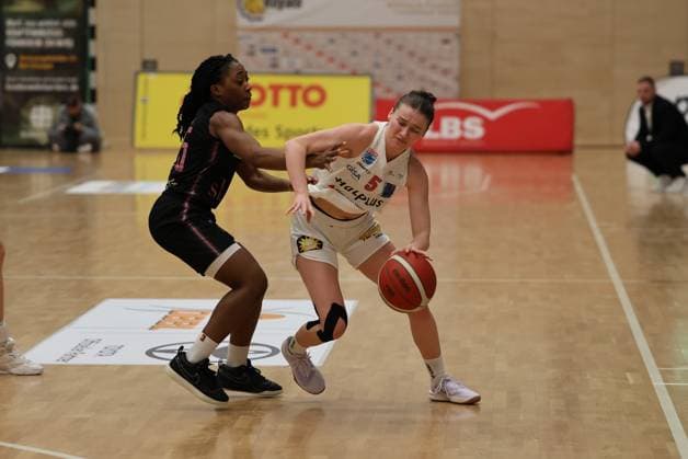 08.01.2025, Basketball, Frauen, DBBL Pokal, Saison 2024 2025, Saarlouis Royals - Syntainics MBC, Martha Burse (Saarlouis Royals), Nicole Brochlitz (MBC Syntainics) Saarlouis Stadtgartenhalle Saarland Deutschland (DE) Copyright: xSebastianxBachx