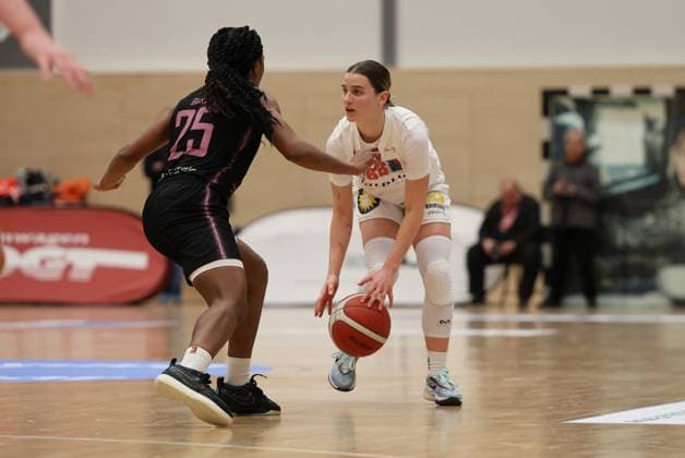08.01.2025, Basketball, Frauen, DBBL Pokal, Saison 2024 2025, Saarlouis Royals - Syntainics MBC, Martha Burse (Saarlouis Royals), Dominika Fiszer (MBC Syntainics) Saarlouis Stadtgartenhalle Saarland Deutschland (DE) Copyright: xSebastianxBachx