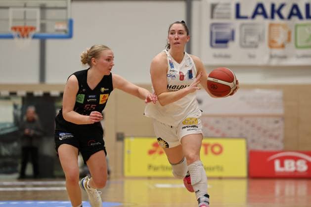 08.01.2025, Basketball, Frauen, DBBL Pokal, Saison 2024 2025, Saarlouis Royals - Syntainics MBC, Jessika Schiffer (Saarlouis Royals), Taylah Simmons (MBC Syntainics) Saarlouis Stadtgartenhalle Saarland Deutschland (DE) Copyright: xSebastianxBachx