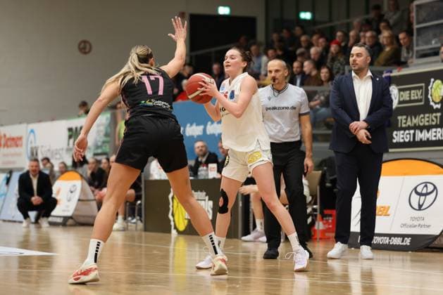 08.01.2025, Basketball, Frauen, DBBL Pokal, Saison 2024 2025, Saarlouis Royals - Syntainics MBC, Gabija Meskonyte (Saarlouis Royals), Taylah Simmons (MBC Syntainics) Saarlouis Stadtgartenhalle Saarland Deutschland (DE) Copyright: xSebastianxBachx