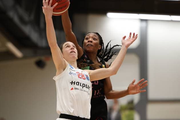 08.01.2025, Basketball, Frauen, DBBL Pokal, Saison 2024 2025, Saarlouis Royals - Syntainics MBC, Martha Burse (Saarlouis Royals), Emma Stach (MBC Syntainics) Saarlouis Stadtgartenhalle Saarland Deutschland (DE) Copyright: xSebastianxBachx