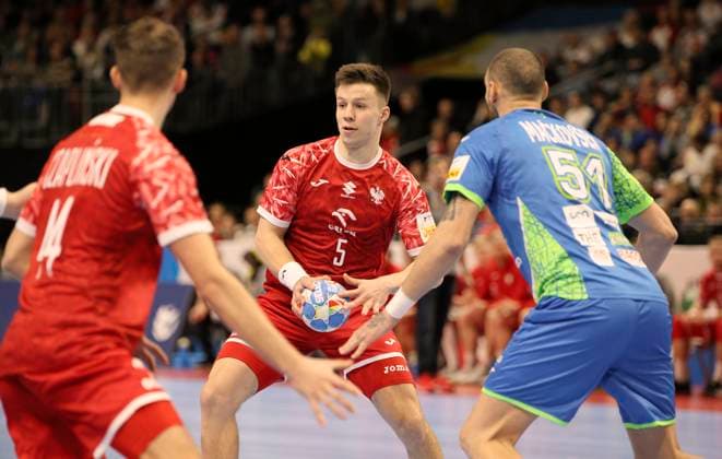 Foto : am Ball Michal Olejniczak (Polen) gegen Borut Mackovsek (Slowenien , rechts) Handball Europameisterschaft, Vorrunde in Berlin , Polen - Slowenien am Sa. 13.01.2024