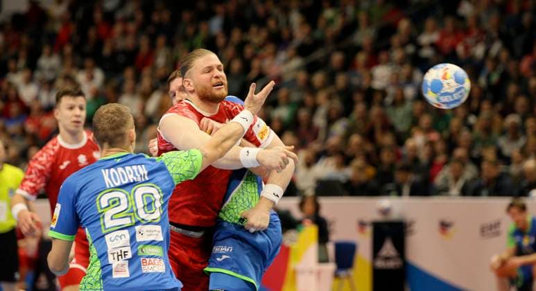 Foto : Torerfolg durch Maciej GEBALA (Polen) , gegen Tilen KODRIN (Slowenien , links) Handball Europameisterschaft, Vorrunde in Berlin , Polen - Slowenien am Sa. 13.01.2024