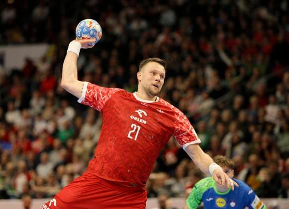 Foto : Torwurf von ..... Kamil SYPRZAK (Polen) Handball Europameisterschaft, Vorrunde in Berlin , Polen - Slowenien am Sa. 13.01.2024