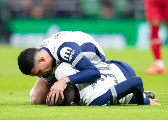 Sport Themen der Woche KW02 Sport Bilder des Tages London, England, 8th January 2025. Tottenham Hotspur defender Pedro Porro (23) attends to Tottenham Hotspur midfielder Rodrigo Bentancur (30) on the ground injured, head injury, during the Carabao Cup match at the Tottenham Hotspur Stadium, London. Picture credit should read: Ian Stephen Sportimage EDITORIAL USE ONLY. No use with unauthorised audio, video, data, fixture lists, club league logos or live services. Online in-match use limited to 120 images, no video emulation. No use in betting, games or single club league player publications. SPI_012_IS_Spurs_Liverpool SPI-3564-0006