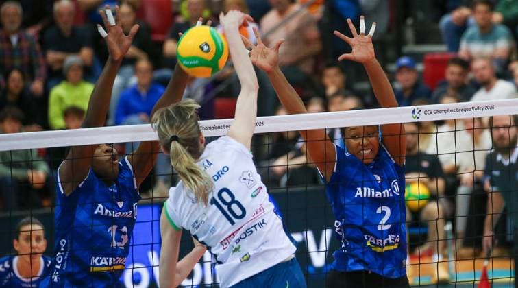 BAU 08.01.2025 Stuttgart Volleyball Allianz MTV Stuttgart vs. BKS Bostik ZGO Bielsko - Biala, v.l. hinten Krystal Rivers und Breland Morrisette (Stuttgart)