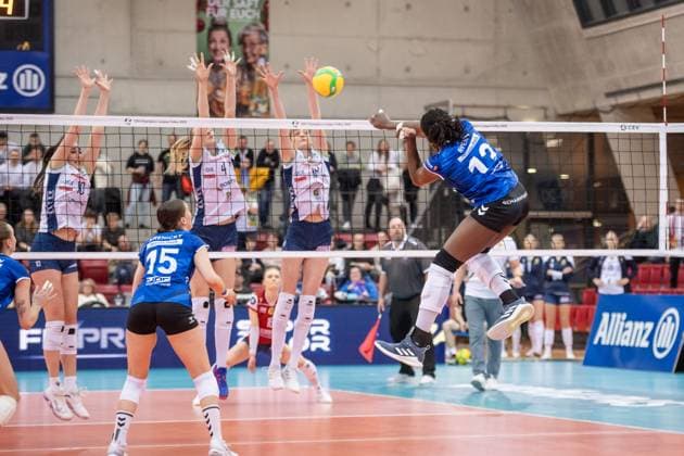 Krystal Rivers (Allianz MTV Stuttgart, 13) vs. polnischem Block aus vl: Wiktoria Szewczyk (BKS BOSTIK ZGO Bielsko-Biala, 10), Joanna Pacak (BKS BOSTIK ZGO Bielsko-Biala, 04) und Julita Piasecka (BKS BOSTIK ZGO Bielsko-Biala, 18) GER, Volleyball Champions League - Allianz MTV Stuttgart vs. BKS Bostik ZGO Bielsko-Biala, Volleyball, CEV Volleyball Champions League, VCL, Hauptrunde, Spielzeit 2024 2025, 08.01.2025 GER, Volleyball Champions League - Allianz MTV Stuttgart vs. BKS Bostik ZGO Bielsko-Biala, Volleyball, CEV Volleyball Champions League, VCL, Hauptrunde, Spielzeit 2024 2025, 08.01.2025 Stuttgart Copyright: xSandyxDinkelackerx EP_SDR
