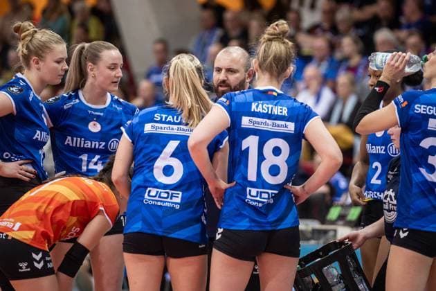 Konstantin Bitter (Allianz MTV Stuttgart, Trainer) - Auszeit, Ansprache an das Team GER, Volleyball Champions League - Allianz MTV Stuttgart vs. BKS Bostik ZGO Bielsko-Biala, Volleyball, CEV Volleyball Champions League, VCL, Hauptrunde, Spielzeit 2024 2025, 08.01.2025 GER, Volleyball Champions League - Allianz MTV Stuttgart vs. BKS Bostik ZGO Bielsko-Biala, Volleyball, CEV Volleyball Champions League, VCL, Hauptrunde, Spielzeit 2024 2025, 08.01.2025 Stuttgart Copyright: xSandyxDinkelackerx EP_SDR