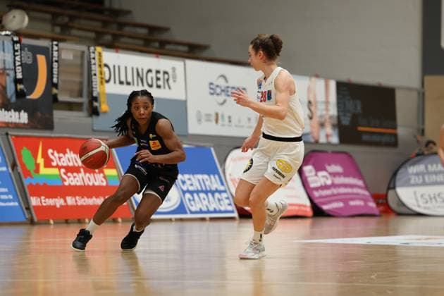 08.01.2025, Basketball, Frauen, DBBL Pokal, Saison 2024 2025, Saarlouis Royals - Syntainics MBC, Martha Burse (Saarlouis Royals), Emma Stach (MBC Syntainics) Saarlouis Stadtgartenhalle Saarland Deutschland (DE) Copyright: xSebastianxBachx