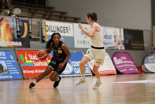 08.01.2025, Basketball, Frauen, DBBL Pokal, Saison 2024 2025, Saarlouis Royals - Syntainics MBC, Martha Burse (Saarlouis Royals), Emma Stach (MBC Syntainics) Saarlouis Stadtgartenhalle Saarland Deutschland (DE) Copyright: xSebastianxBachx