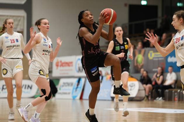 08.01.2025, Basketball, Frauen, DBBL Pokal, Saison 2024 2025, Saarlouis Royals - Syntainics MBC, Martha Burse (Saarlouis Royals), Nicole Brochlitz (MBC Syntainics) Saarlouis Stadtgartenhalle Saarland Deutschland (DE) Copyright: xSebastianxBachx