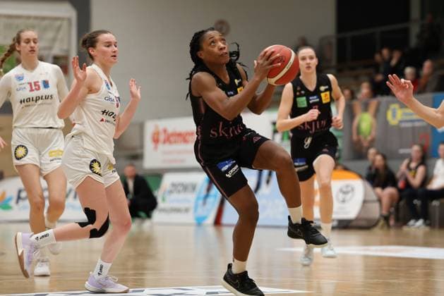 08.01.2025, Basketball, Frauen, DBBL Pokal, Saison 2024 2025, Saarlouis Royals - Syntainics MBC, Martha Burse (Saarlouis Royals), Nicole Brochlitz (MBC Syntainics) Saarlouis Stadtgartenhalle Saarland Deutschland (DE) Copyright: xSebastianxBachx