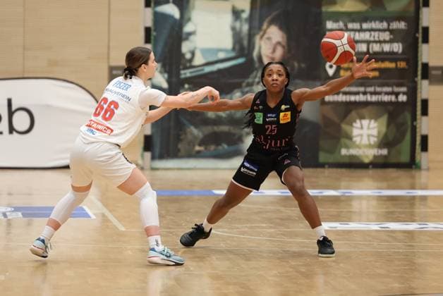 08.01.2025, Basketball, Frauen, DBBL Pokal, Saison 2024 2025, Saarlouis Royals - Syntainics MBC, Martha Burse (Saarlouis Royals), Dominika Fiszer (MBC Syntainics) Saarlouis Stadtgartenhalle Saarland Deutschland (DE) Copyright: xSebastianxBachx