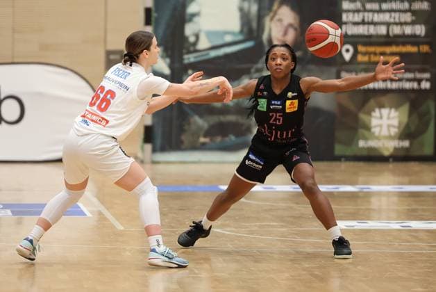 08.01.2025, Basketball, Frauen, DBBL Pokal, Saison 2024 2025, Saarlouis Royals - Syntainics MBC, Martha Burse (Saarlouis Royals), Dominika Fiszer (MBC Syntainics) Saarlouis Stadtgartenhalle Saarland Deutschland (DE) Copyright: xSebastianxBachx