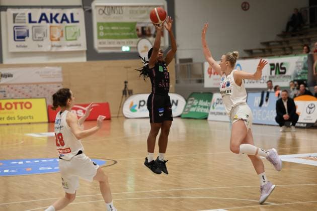 08.01.2025, Basketball, Frauen, DBBL Pokal, Saison 2024 2025, Saarlouis Royals - Syntainics MBC, Martha Burse (Saarlouis Royals), Anna Alborova (MBC Syntainics), Emma Stach (MBC Syntainics) Saarlouis Stadtgartenhalle Saarland Deutschland (DE) Copyright: xSebastianxBachx