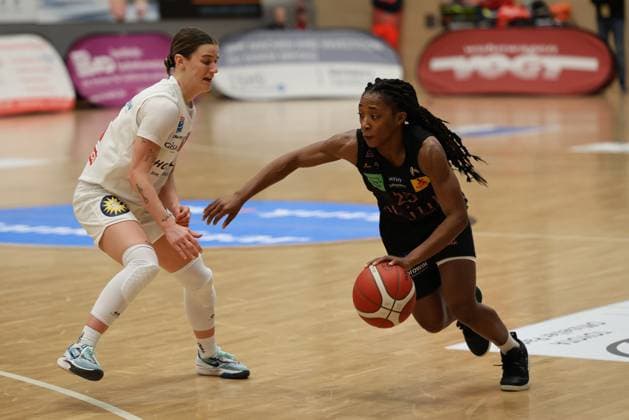 08.01.2025, Basketball, Frauen, DBBL Pokal, Saison 2024 2025, Saarlouis Royals - Syntainics MBC, Martha Burse (Saarlouis Royals), Dominika Fiszer (MBC Syntainics) Saarlouis Stadtgartenhalle Saarland Deutschland (DE) Copyright: xSebastianxBachx