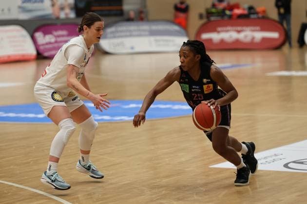 08.01.2025, Basketball, Frauen, DBBL Pokal, Saison 2024 2025, Saarlouis Royals - Syntainics MBC, Martha Burse (Saarlouis Royals), Dominika Fiszer (MBC Syntainics) Saarlouis Stadtgartenhalle Saarland Deutschland (DE) Copyright: xSebastianxBachx