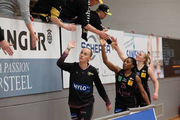 08.01.2025, Basketball, Frauen, DBBL Pokal, Saison 2024 2025, Saarlouis Royals - Syntainics MBC, Die Mannschaft (Saarlouis Royals) feiert den Sieg Saarlouis Stadtgartenhalle Saarland Deutschland (DE) Copyright: xSebastianxBachx