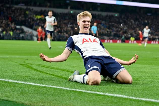 Sport Themen der Woche KW02 Spurs vs Liverpool Carabao Cup GOAL Lucas Bergvall of Tottenham Hotspur opens the scoring during the Spurs vs Liverpool, Carabao Cup Semi-Final first leg tie at the Tottenham Hotspur Stadium London. London Tottenham Hotspur Stadium UK Copyright: xMartinxDaltonx Spurs_vs_Liverpool_Carabao_080124_MD_027