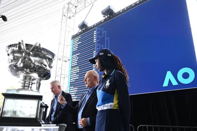 TENNIS AUSTRALIAN OPEN DRAW, Australian Open referee Wayne McKewen (centre) draws a women?s singles player alongside Tennis Australia CEO Craig Tiley (left) during the draw for the 2025 Australian Open tennis tournament, at Melbourne Park, Melbourne, Thursday, January 09, 2025. ( NO ARCHIVING, EDITORIAL USE ONLY, NO USE IN BOOKS WITHOUT CONSENT Melbourne Victoria Australia  Copyright: xJOELxCARRETTx 20250109191702451311