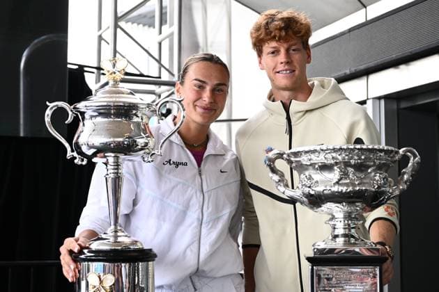 Sport Themen der Woche KW02 Sport Bilder des Tages TENNIS AUSTRALIAN OPEN DRAW, Aryna Sabalenka of Belarus (left) poses for a photo with the Daphne Akhurst Memorial Cup and Jannik Sinner of Italy (right) poses for photographs with the Norman Brookes Challenge Cup pose for a photo during the draw for the 2025 Australian Open tennis tournament, at Melbourne Park, Melbourne, Thursday, January 09, 2025. ( NO ARCHIVING, EDITORIAL USE ONLY, NO USE IN BOOKS WITHOUT CONSENT Melbourne Victoria Australia  Copyright: xJOELxCARRETTx 20250109144313885005