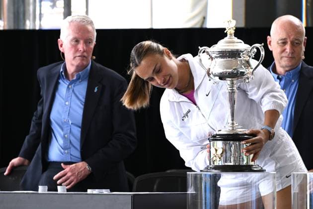 TENNIS AUSTRALIAN OPEN DRAW, Aryna Sabalenka of Belarus (centre) arrives with the Daphne Akhurst Memorial Cup during the draw for the 2025 Australian Open tennis tournament, at Melbourne Park, Melbourne, Thursday, January 09, 2025. ( NO ARCHIVING, EDITORIAL USE ONLY, NO USE IN BOOKS WITHOUT CONSENT Melbourne Victoria Australia  Copyright: xJOELxCARRETTx 20250109193864587398