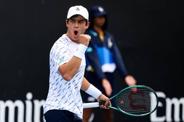 January 9, 2025: MELBOURNE, AUSTRALIA - JANUARY 09: Mackenzie McDonald of USA in his match against Gauthier Onclin of Belgium in final qualifying for the 2025 Australian Open at Melbourne Park on January 9, 2025 in Melbourne, Australia. Melbourne Australia - ZUMAp121 20250109_zsp_p121_046 Copyright: xChrisxPutnamx