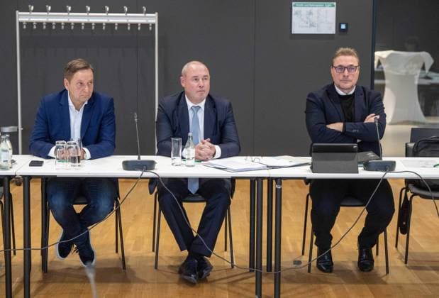 Sport Themen der Woche KW02 Sport Bilder des Tages Fussball, Herren, Saison 2024 2025, 1. Bundesliga, DFB-Sportgericht am DFB-Campus in Frankfurt, mündliche Verhandlung über den Einspruch des VfL Bochum gegen die Wertung der Partie beim 1. FC Union Berlin am 14.12. 2024 (1:1), im Bild: v. l. Profifußball-Geschäftsführer Horst Heldt (1. FC Union Berlin), Vereinsanwalt Dr. Michael Müller (1. FC Union), Finanz-Geschäftsführer Oskar Kosche (1. FC Union), 09.01.2025, Copyright: xMatthiasxKochx