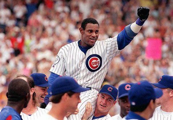 Archivbilder der Woche SPORT KW02 A tale of 2 Sammy Sosas: The best and worst of the Chicago Cubs slugger Chicago Cubs teammates carry Sammy Sosa off the field after he hit is 61st and 62nd home runs in a victory over the Milwaukee Brewers on September 13, 1998, at Wrigley Field in Chicago. (Phil Velasquez Chicago Tribune TNS) CHICAGO IL USA EDITORIAL USE ONLY Copyright: xx 1689608 PhilxVelasquezx krtphotoslive888861