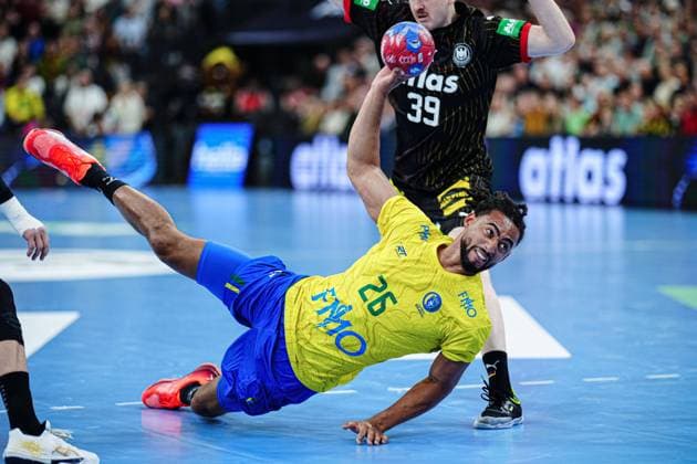 Bilder des Jahres 2025, Sport 01 Januar Sport Themen der Woche KW02 Sport Bilder des Tages Wurf Tor Hugo Bryan Monte dos Santos (Brasilien, 26) GER, Deutschland vs. Brasilien, Handball, Testspiel, Saison 2024 2025, 09.01.2025 GER, Deutschland vs. Brasilien, Handball, Testspiel, Saison 2024 2025, 09.01.2025 Flensburg *** Throw Goal Hugo Bryan Monte dos Santos Brazil, 26 GER, Germany vs Brazil, Handball, Test match, 2024 2025 season, 09 01 2025 GER, Germany vs Brazil, Handball, Test match, 2024 2025 season, 09 01 2025 Flensburg Copyright: xEibner-Pressefoto MarcelxvonxFehrnx EP_MFN