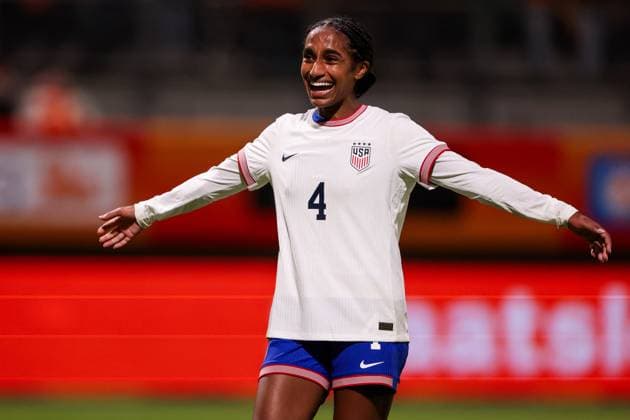 2024-12-03 Netherlands v USA - International Women s Friendly DEN HAAG, NETHERLANDS - DECEMBER 3: Naomi Girma of USA celebrating the win of the match during the International Women s Friendly match between Netherlands and USA at Bingoal Stadion on December 3, 2024 in Den Haag, Netherlands. (Photo by Hans van der Valk BSR Agency) Den Haag Netherlands Content not available for redistribution in The Netherlands directly or indirectly through any third parties. Copyright: xBSRxAgencyx