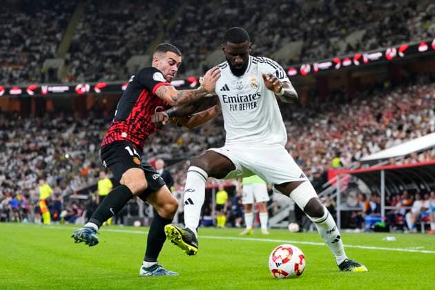 Sport Themen der Woche KW02 Sport Bilder des Tages Real Madrid v RCD Mallorca: Spanish Super Cup Antonio Rudiger centre-back of Real Madrid and Germany and Dani Rodriguez attacking midfield of Mallorca and Spain compete for the ball during the Spanish Super Cup semi-final match between Real Madrid and RCD Mallorca at King Abdullah Sports City on January 9, 2025 in Jeddah, Saudi Arabia. Jeddah Saudi Arabia  Copyright: xJosexBretonx originalFilename:bretonhernandez-realmadr250109_npfRq.jpg