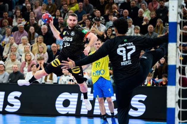 Sport Themen der Woche KW02 Sport Bilder des Tages Flensburg: Handball Länderspiel - Vorbereitung WM - Deutschland - Brasilien Lukas Mertens (Deutschland), Mateus Cristian Nascimento Martins (Brasilien) Flensburg GP Joule Arena Schleswig-Holstein Deutschland *** Flensburg handball international match preparation World Cup Germany Brazil Lukas Mertens Germany , Mateus Cristian Nascimento Martins Brazil Flensburg GP Joule Arena Schleswig Holstein Germany