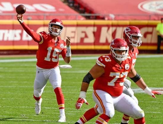 Patrick Mahomes, Aaron Donald highlight NFL, American Football Herren, USA midseason awards Kansas City Chiefs quarterback Patrick Mahomes throws in the first quarter against the Carolina Panthers on Sunday, Nov. 8, 2020, at Arrowhead Stadium in Kansas City, Missouri. (Jill Toyoshiba The Kansas City Star TNS) Kansas City MO USA EDITORIAL USE ONLY Copyright: xx 1824223 JillxToyoshibax krtphotoslive896369