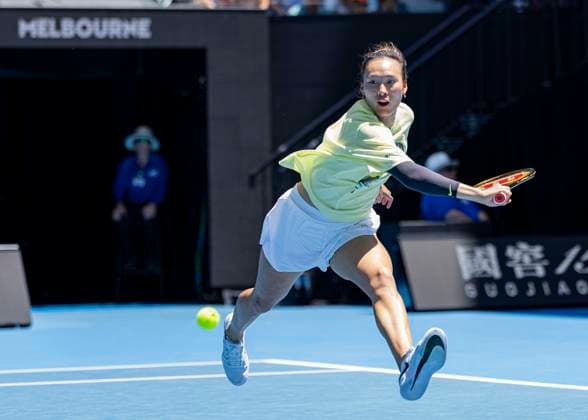 Sport Bilder des Tages (250110) -- MELBOURNE, Jan. 10, 2025 -- Zheng Qinwen of China attends a training session during the Australian Open tennis tournament in Melbourne, Australia, Jan. 10, 2025. (Photo by Xinhua) (SP)AUSTRALIA-MELBOURNE-TENNIS-AUSTRALIAN OPEN-TRAINING ChuxChen 