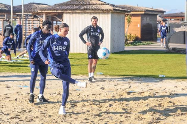 10.01.2025, Fussball, Saison 2024 2025, 2. Liga, Trainingslager FC Schalke 04 in Belek Türkei, v. l. Zaid Amoussou-Tchibara (FC Schalke 04), Taylan Bulut (FC Schalke 04) Belek Türkei xRHR-FOTO TRx