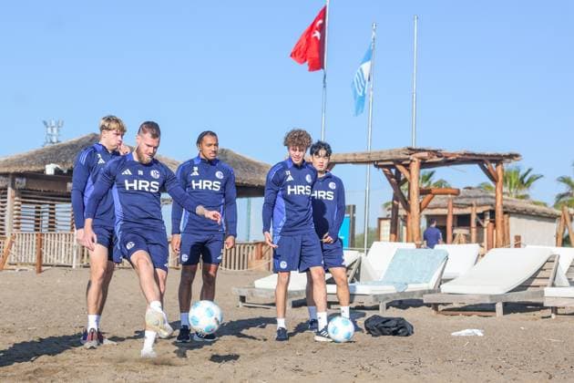 10.01.2025, Fussball, Saison 2024 2025, 2. Liga, Trainingslager FC Schalke 04 in Belek Türkei, v. l. Tomas Kalas (FC Schalke 04), Anton Donkor (FC Schalke 04), Mika Khadr (FC Schalke 04) Belek Türkei xRHR-FOTO TRx
