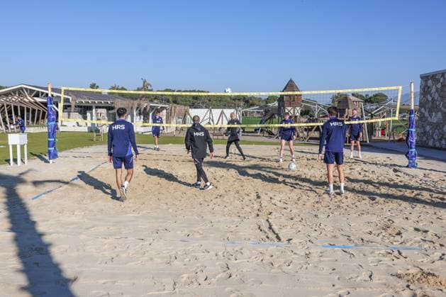 10.01.2025, Fussball, Saison 2024 2025, 2. Liga, Trainingslager FC Schalke 04 in Belek Türkei, Cheftrainer Kees van Wonderen (FC Schalke 04) beim Fussballtennis. Belek Türkei xRHR-FOTO TRx