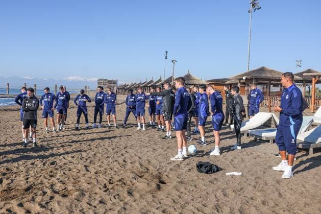 10.01.2025, Fussball, Saison 2024 2025, 2. Liga, Trainingslager FC Schalke 04 in Belek Türkei, Mannschaft des FC Schalke 04 trainiert am Strand. Belek Türkei xRHR-FOTO TRx