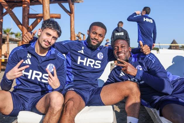 10.01.2025, Fussball, Saison 2024 2025, 2. Liga, Trainingslager FC Schalke 04 in Belek Türkei, v. l. Ilyes Hamache (FC Schalke 04), Moussa Sylla (FC Schalke 04), Bryan Lasme (FC Schalke 04) Belek Türkei xRHR-FOTO TRx Copyright: RHR-FOTOx RHR-FOTO TR
