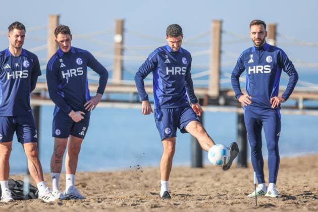 Sport Bilder des Tages 10.01.2025, Fussball, Saison 2024 2025, 2. Liga, Trainingslager FC Schalke 04 in Belek Türkei, v. l. Michael Langer (FC Schalke 04), Justin Heekeren (FC Schalke 04), Marcin Kaminski (FC Schalke 04), Kenan Karaman (FC Schalke 04) Belek Türkei xRHR-FOTO TRx