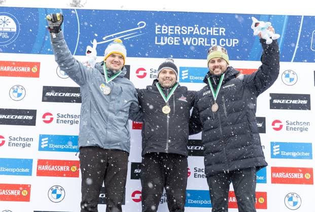 Sport Themen der Woche KW02 Sport Bilder des Tages photographer: FIL Michael Kristen 10.01.2025 5. FIL Eberspächer Luge World Cup, SachsenEnergie Ice Track Altenberg, Sachsen (GER), WC Germany, Nations Cup, Men™s Singles, Winners Presentation, picture: Anton Dukach (UKR), Jozef Ninis (SVK), Alexander Michael Ferlazzo (AUS) *** photographer FIL Michael Kristen 10 01 2025 5 FIL Eberspächer Luge World Cup, SachsenEnergie Ice Track Altenberg, Sachsen GER , WC Germany, Nations Cup, Men™s Singles, Winners Presentation, picture Anton Dukach UKR , Jozef Ninis SVK , Alexander Michael Ferlazzo AUS