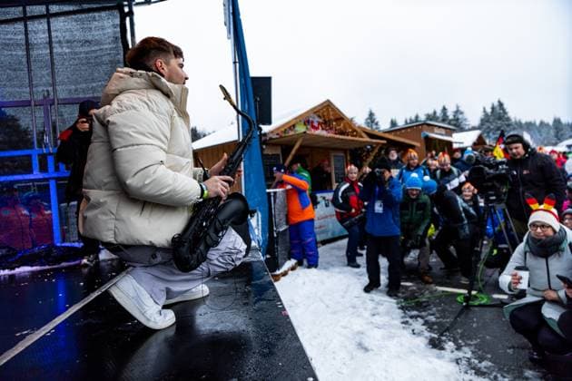 10.01.2025, GER, Biathlon, Saison 24 25, BMW IBU World Cup Biathlon Oberhof, Andre Schnurrer Auftritt von Andre Schnurrer im Hüttendorf 98559 Oberhof LOTTO Thüringen ARENA am Rennst Thüringen Deutschland
