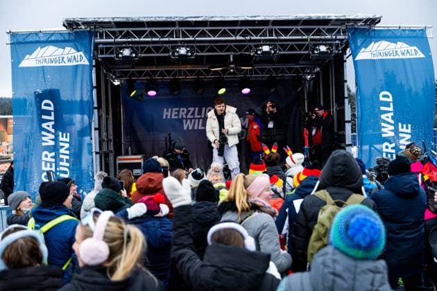 10.01.2025, GER, Biathlon, Saison 24 25, BMW IBU World Cup Biathlon Oberhof, Andre Schnurrer Auftritt von Andre Schnurrer im Hüttendorf 98559 Oberhof LOTTO Thüringen ARENA am Rennst Thüringen Deutschland