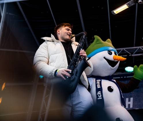 10.01.2025, GER, Biathlon, Saison 24 25, BMW IBU World Cup Biathlon Oberhof, Andre Schnurrer Auftritt von Andre Schnurrer im Hüttendorf 98559 Oberhof LOTTO Thüringen ARENA am Rennst Thüringen Deutschland